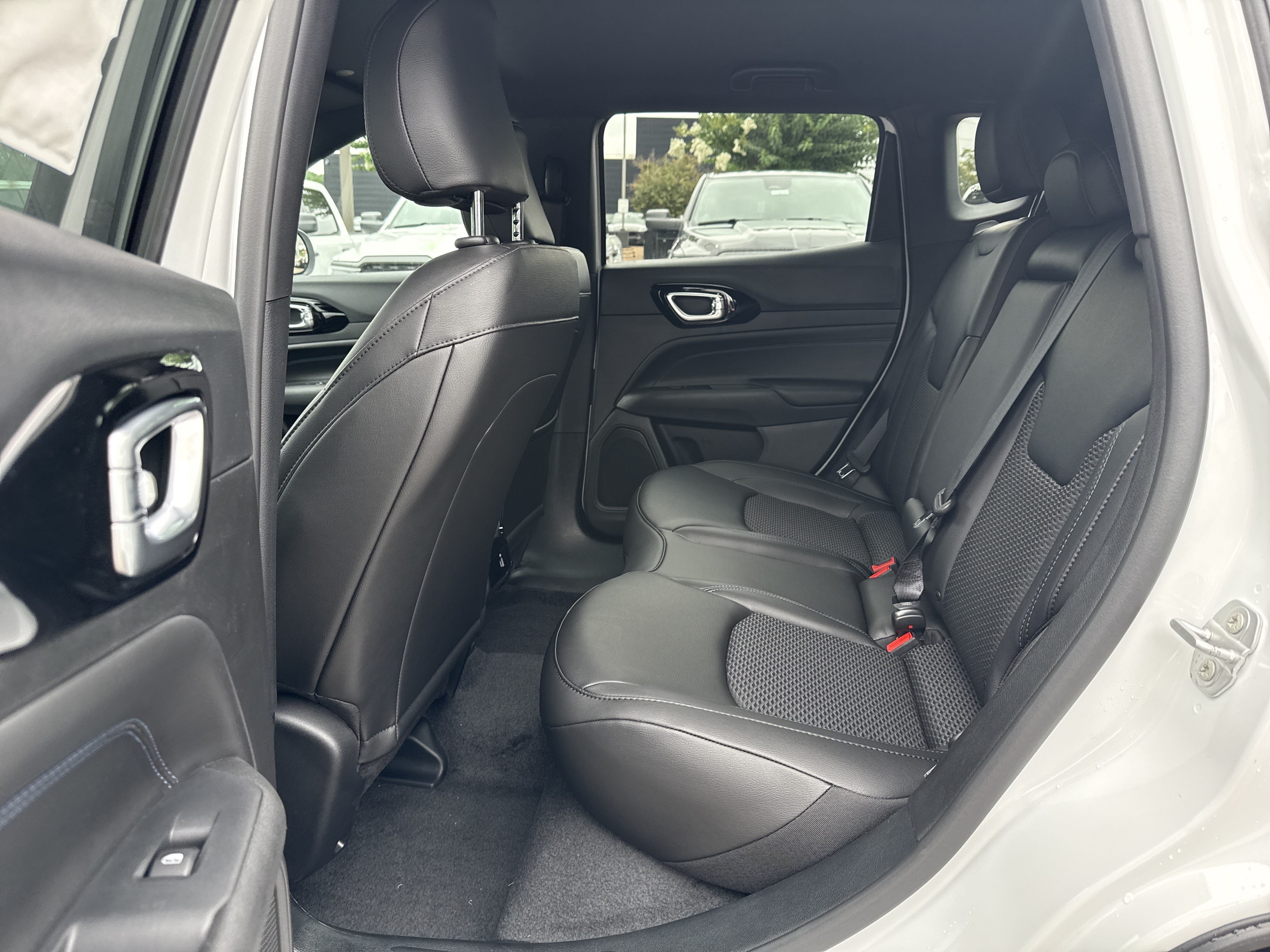 New 2026 Bright White Clear-Coat Exterior Paint Jeep Latitude image 21