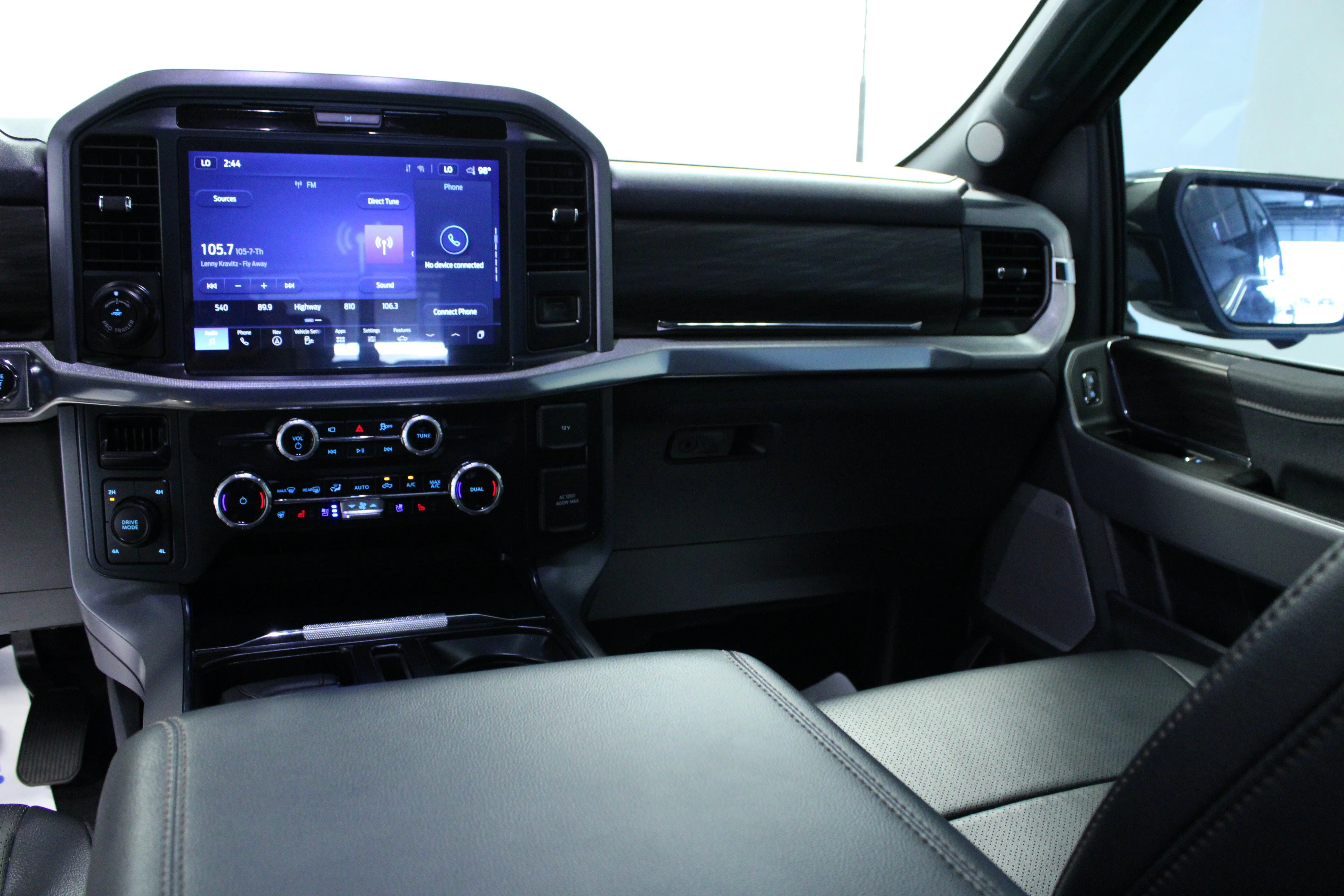 Used 2025 Agate Black Metallic Ford LARIAT image 19