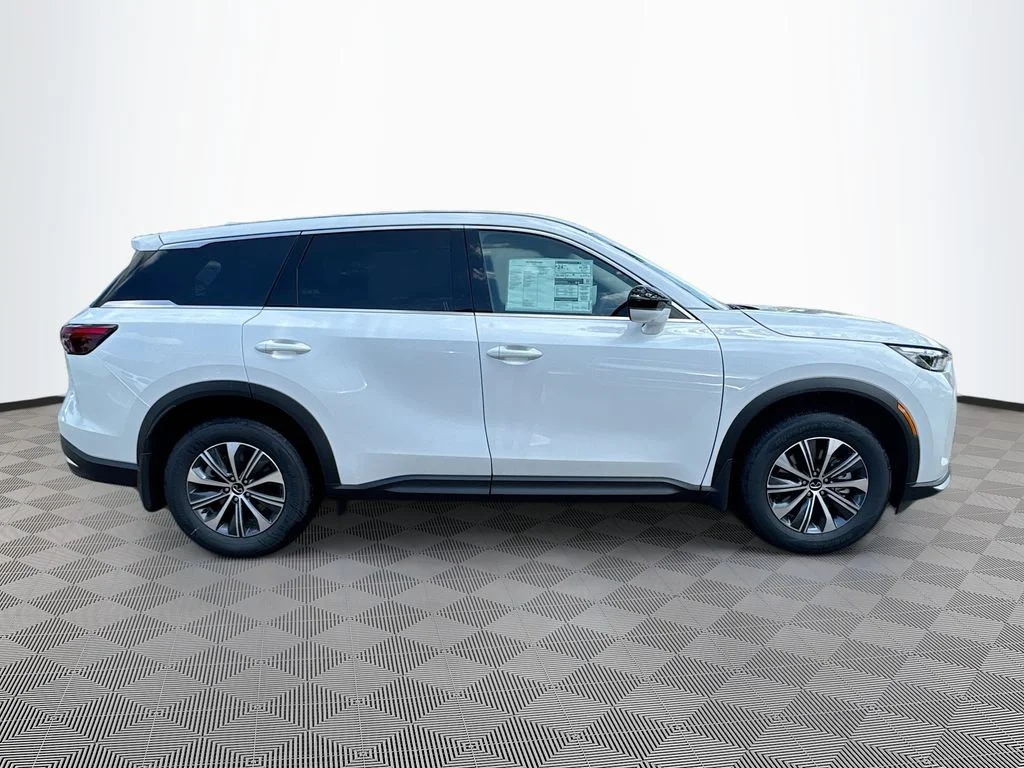 New 2027 RADIANT WHITE INFINITI Pure FWD image 4