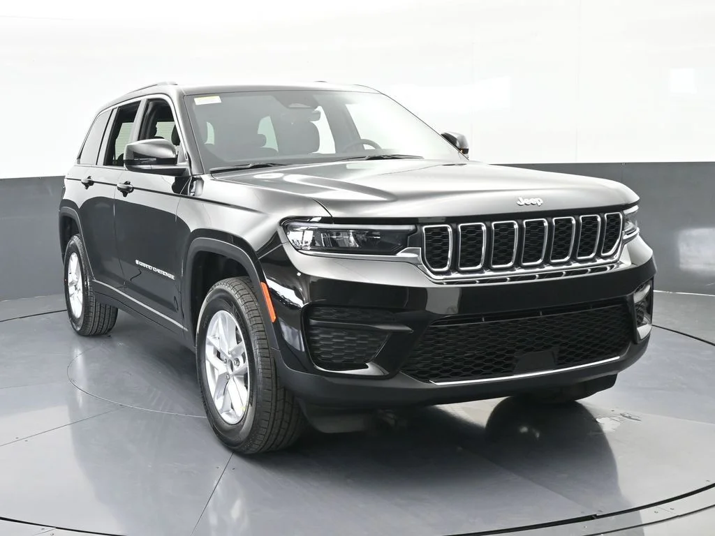 New 2026 Diamond Black Crystal Pearl-Coat Exterior Paint Jeep Laredo X image 9
