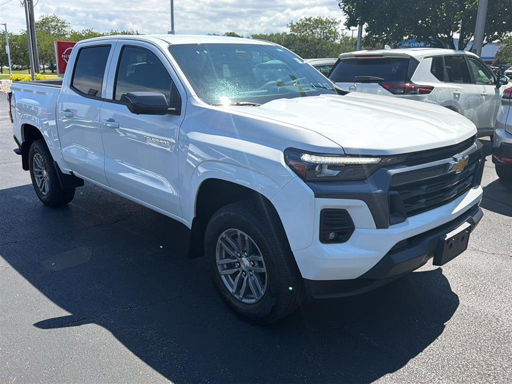Used 2025 Wh Chevrolet  image 2