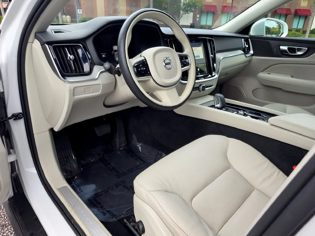 Used 2025  Volvo Plus image 11