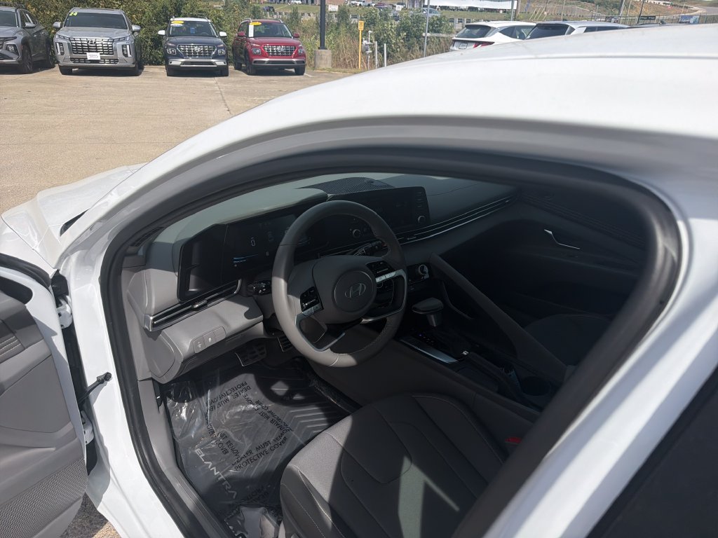 Used 2025 White Hyundai SEL Sport image 15