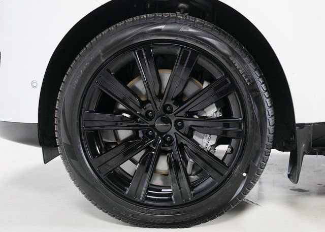 New 2026 Fuji White Land Rover SE image 9