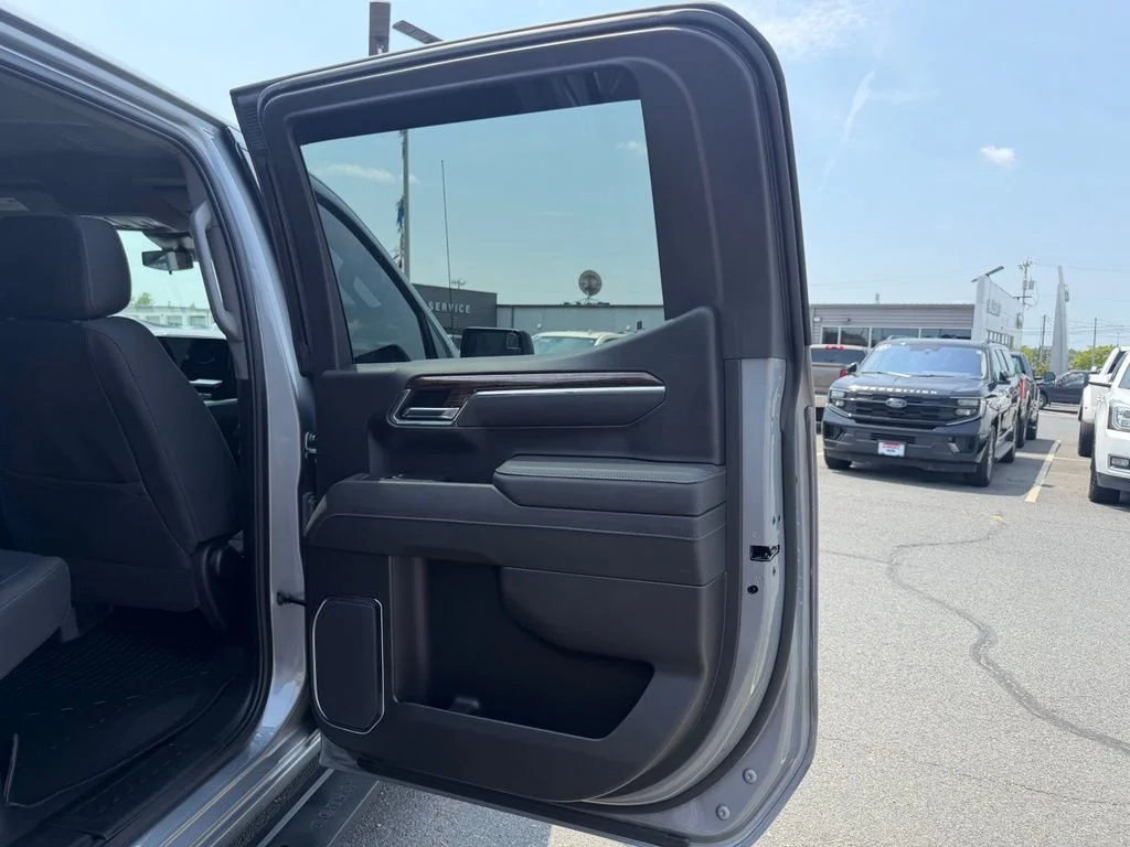 Used 2025 Silver GMC Elevation image 33