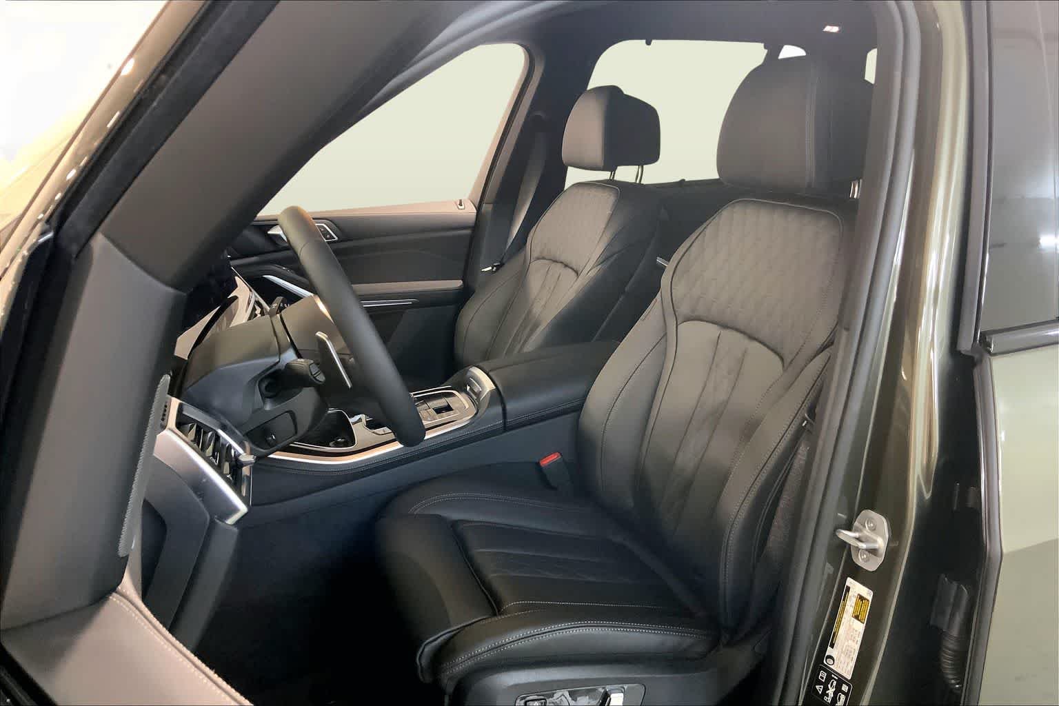 New 2026 Manhattan Green Metallic BMW xDrive40i image 9