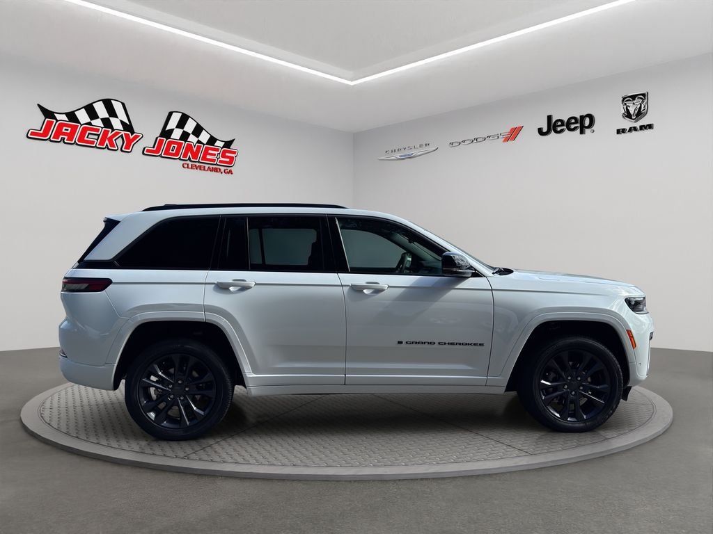New 2026 Bright White Clear-Coat Exterior Paint Jeep Limited image 11
