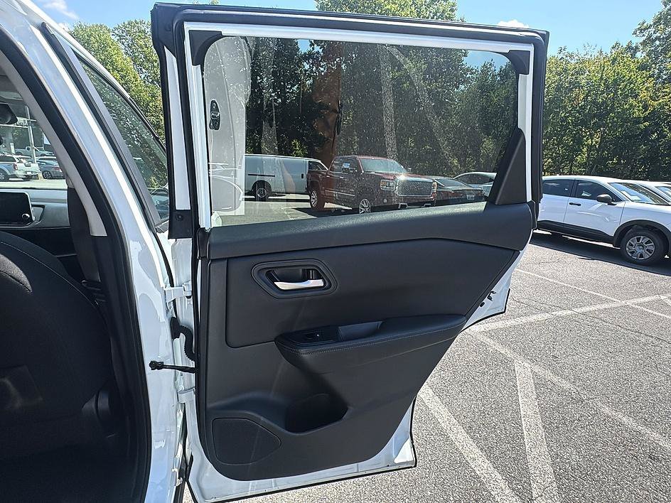 Used 2025 Everest White Pearl Nissan SV image 25