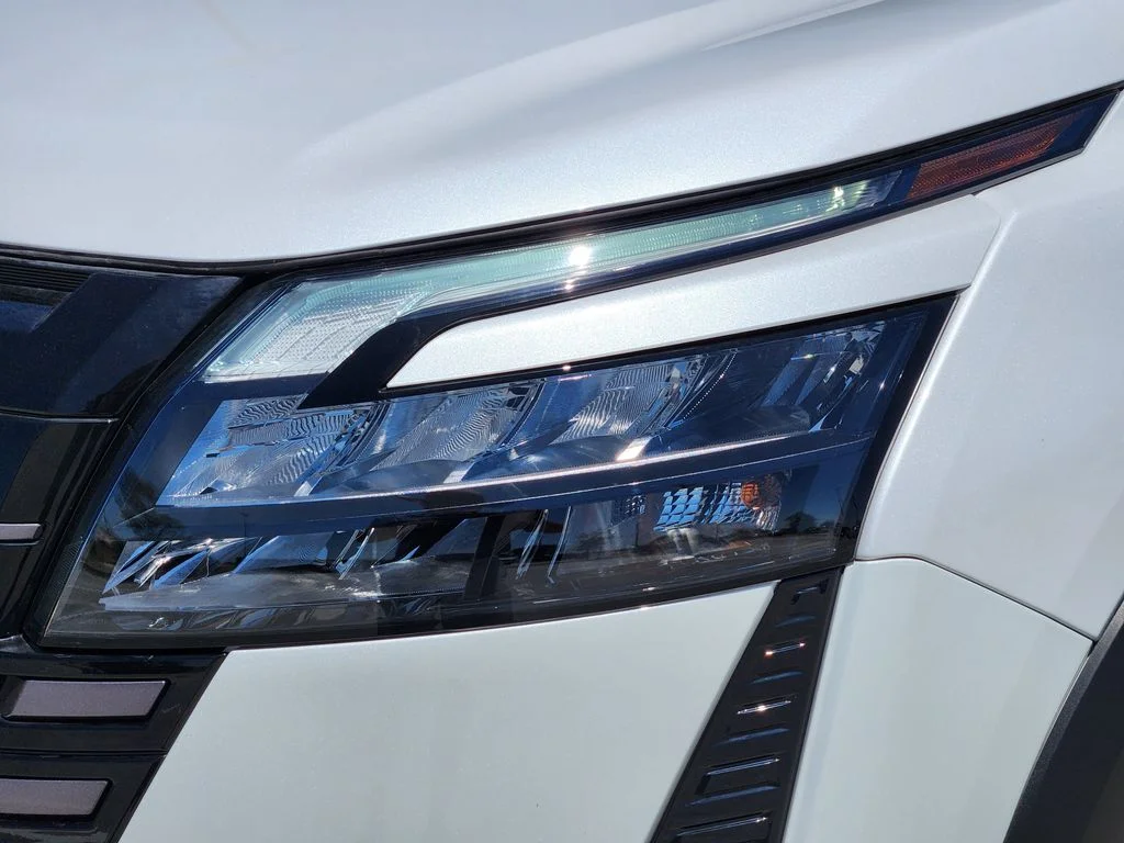 New 2026 Everest White Pearl TriCoat Nissan Platinum image 6