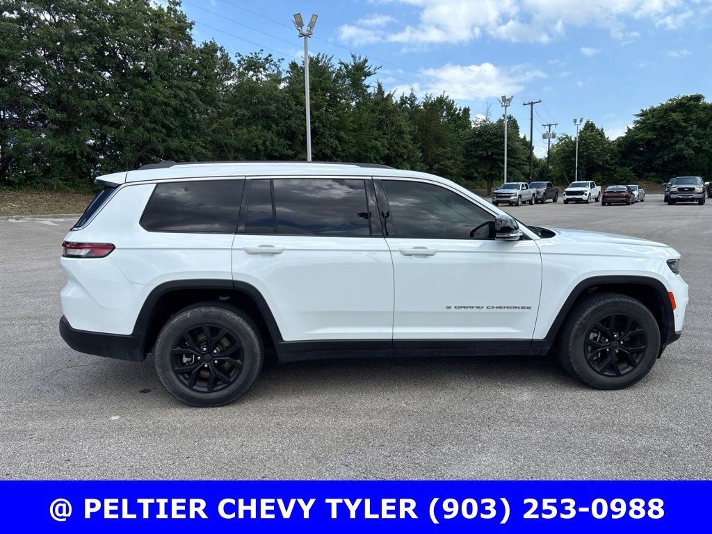 Used 2023  Jeep Limited image 8