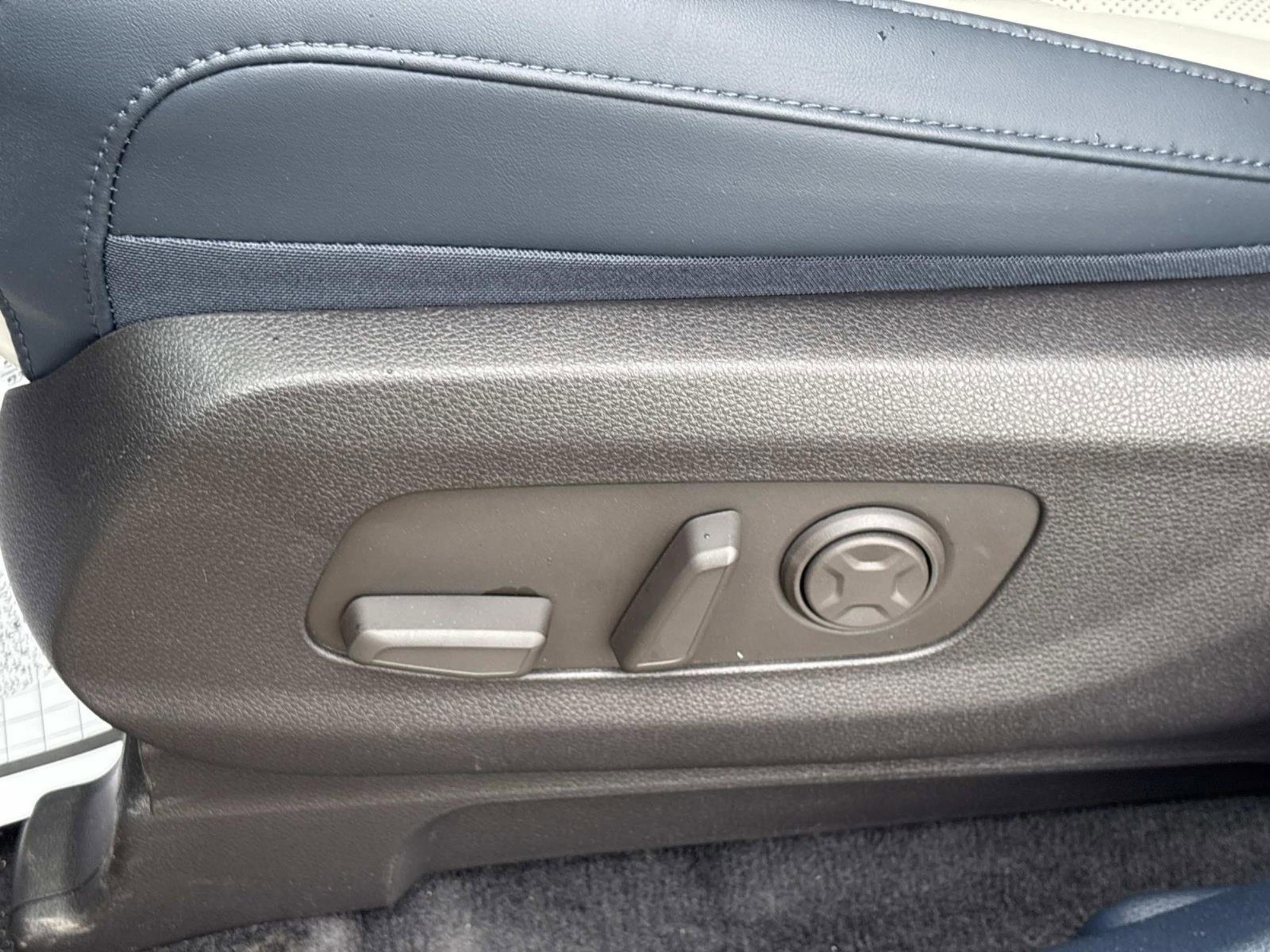 New 2026 Ivory Silver Kia EX image 21
