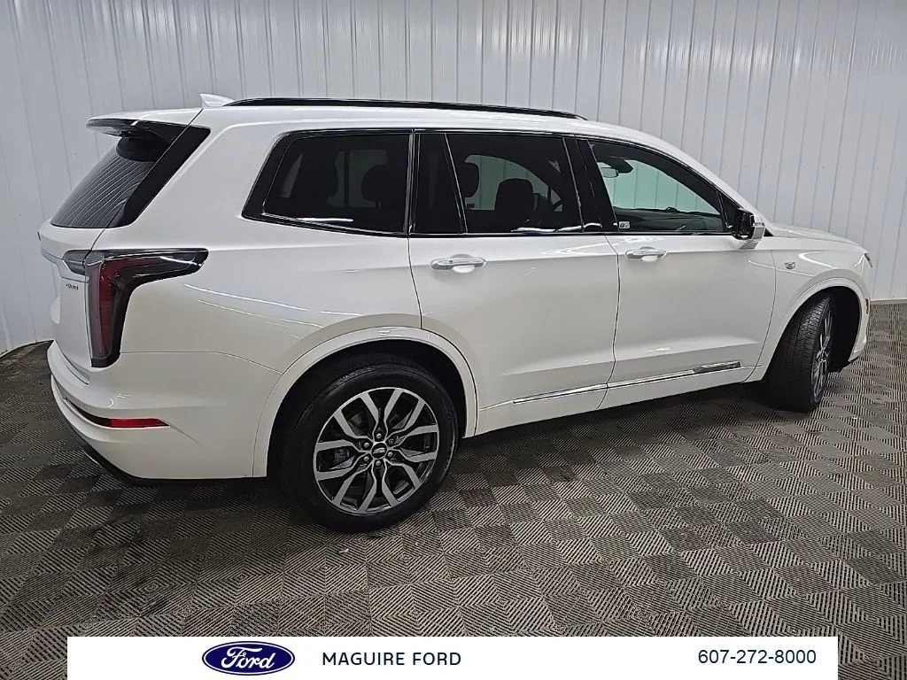 Used 2021 White Cadillac Sport image 3