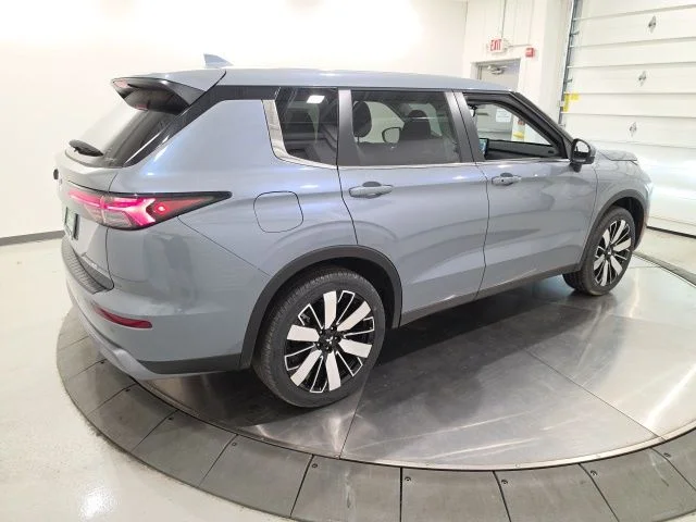 New 2026 Moonstone Gray Metallic Mitsubishi SE S-AWC image 4