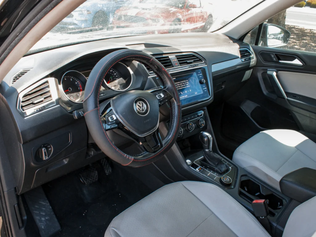 Used 2019 Deep Black Pearl Volkswagen SE image 7
