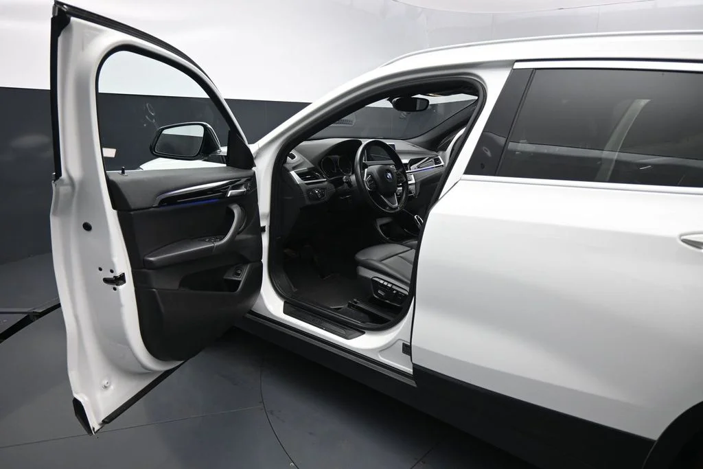 Used 2020 White BMW sDrive28i image 9