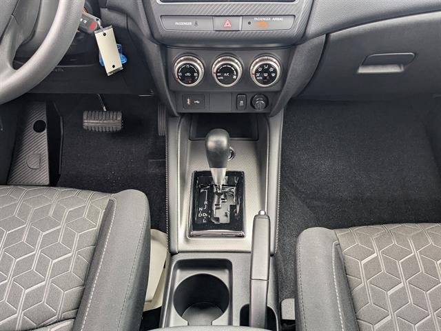 Used 2025  Mitsubishi SE image 19