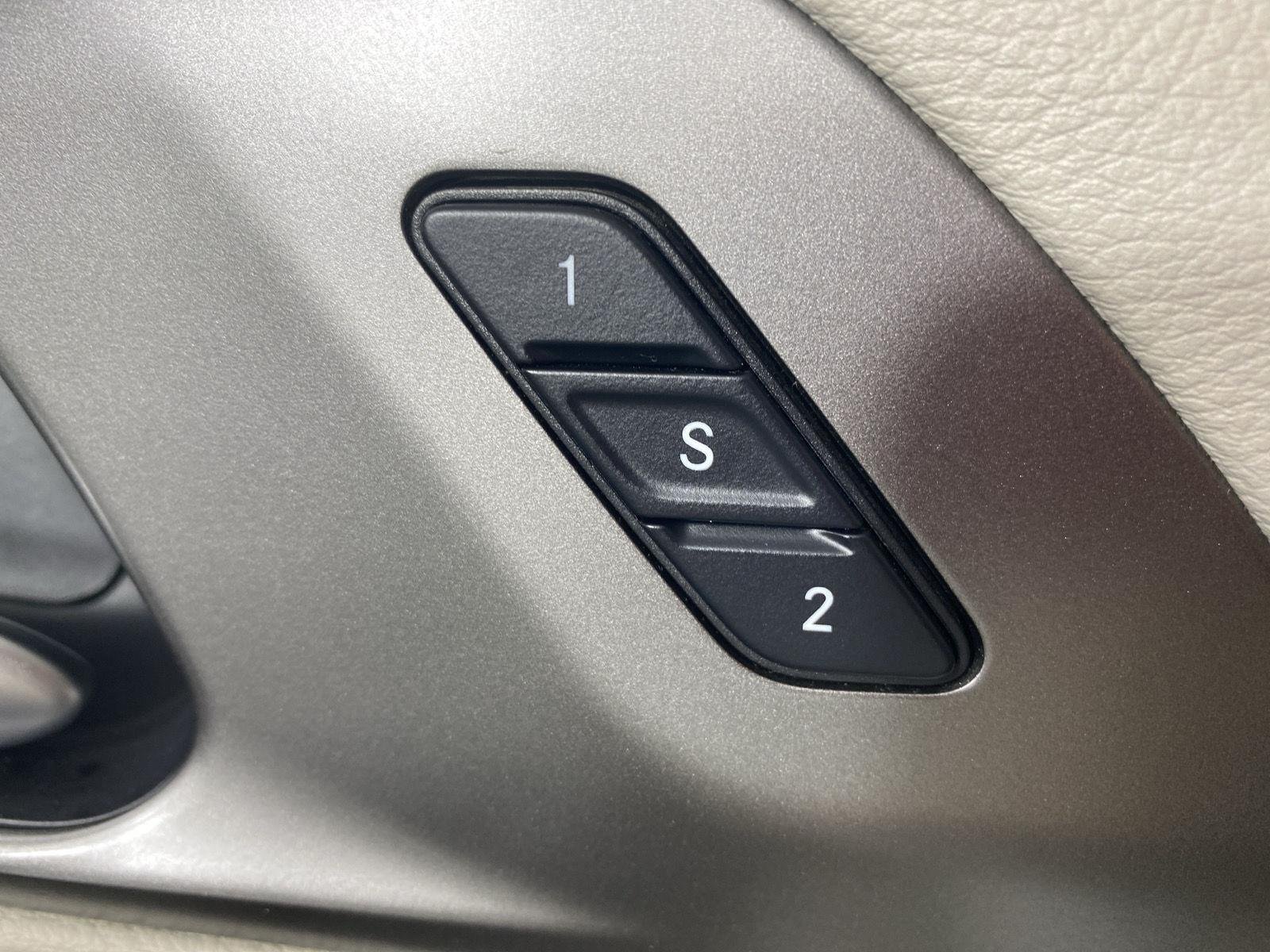 Used 2019 Bright White Clearcoat Chrysler Limited image 28