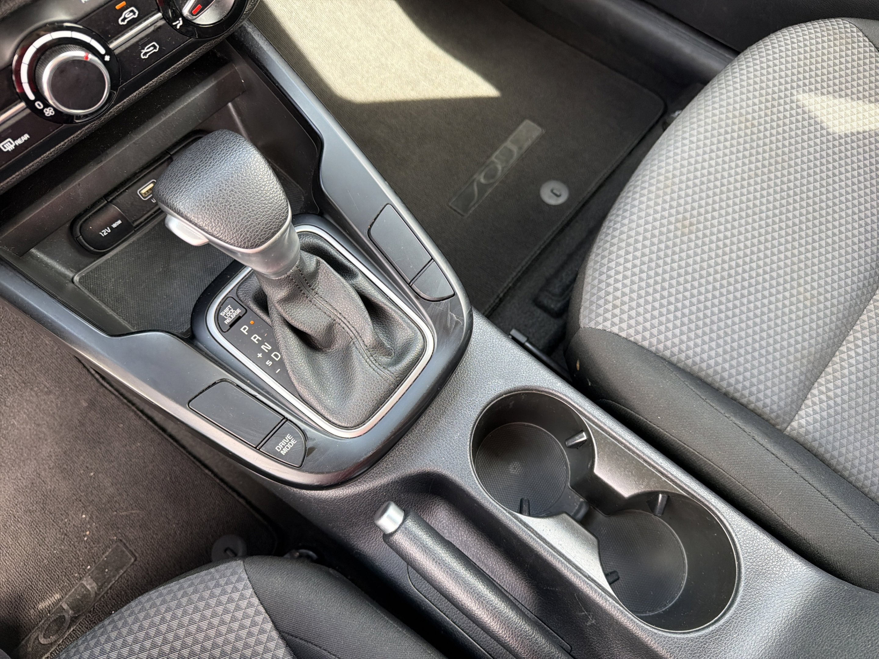Used 2024 Snow White Pearl Kia LX image 15