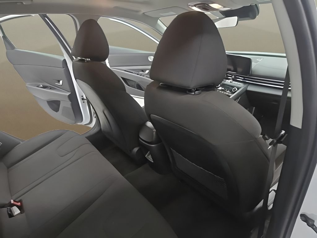 Used 2025 White Hyundai SEL Convenience image 17