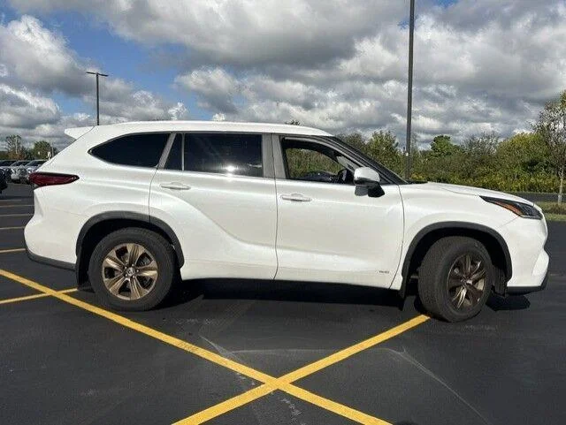 Used 2023 Wind Chill Pearl Toyota Bronze Edition image 17
