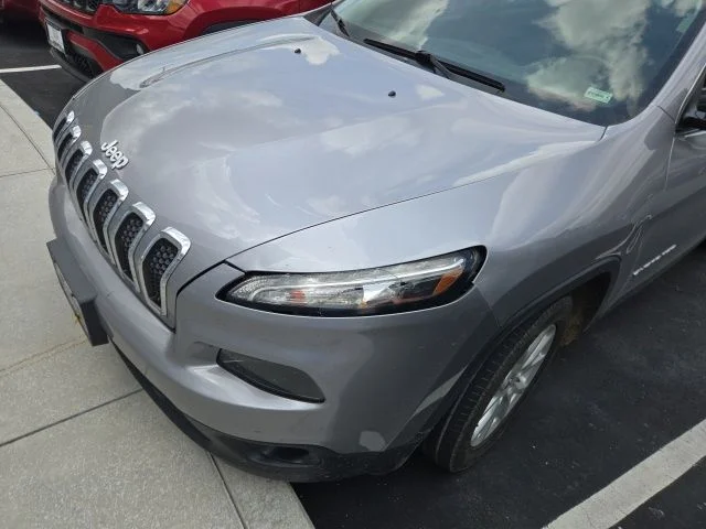 Used 2018 Silver Jeep Latitude Plus image 8