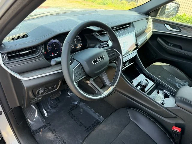 New 2026 Silver Zynith Exterior Paint Jeep Altitude image 11