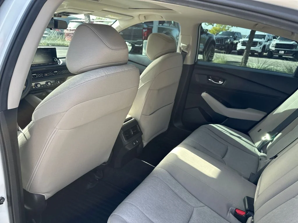 Used 2025 White Honda SE image 36
