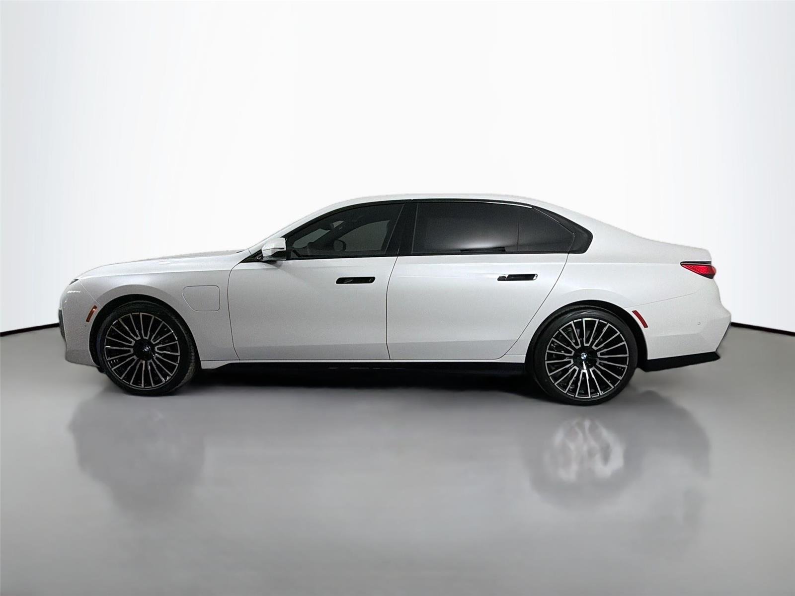 New 2026 Mineral White Metallic BMW 750e xDrive image 8