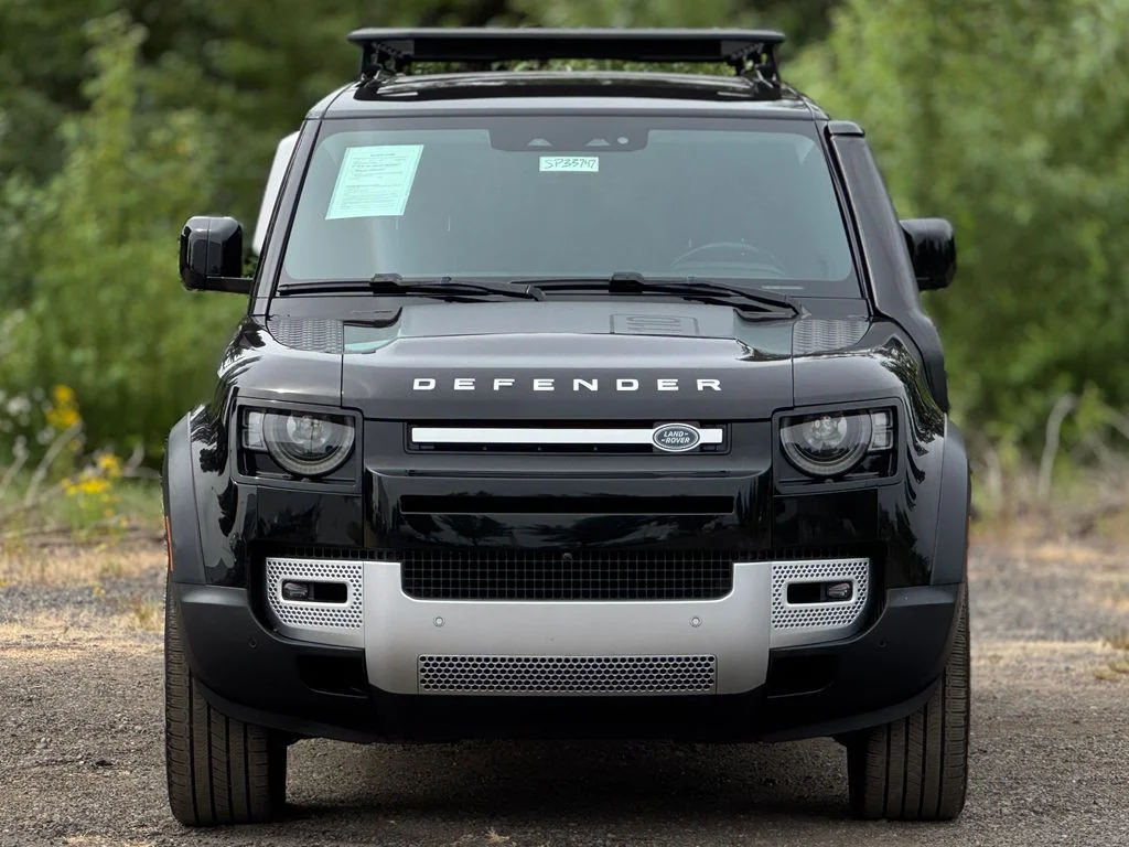Used 2022 Santorini Black Metallic Land Rover SE image 2