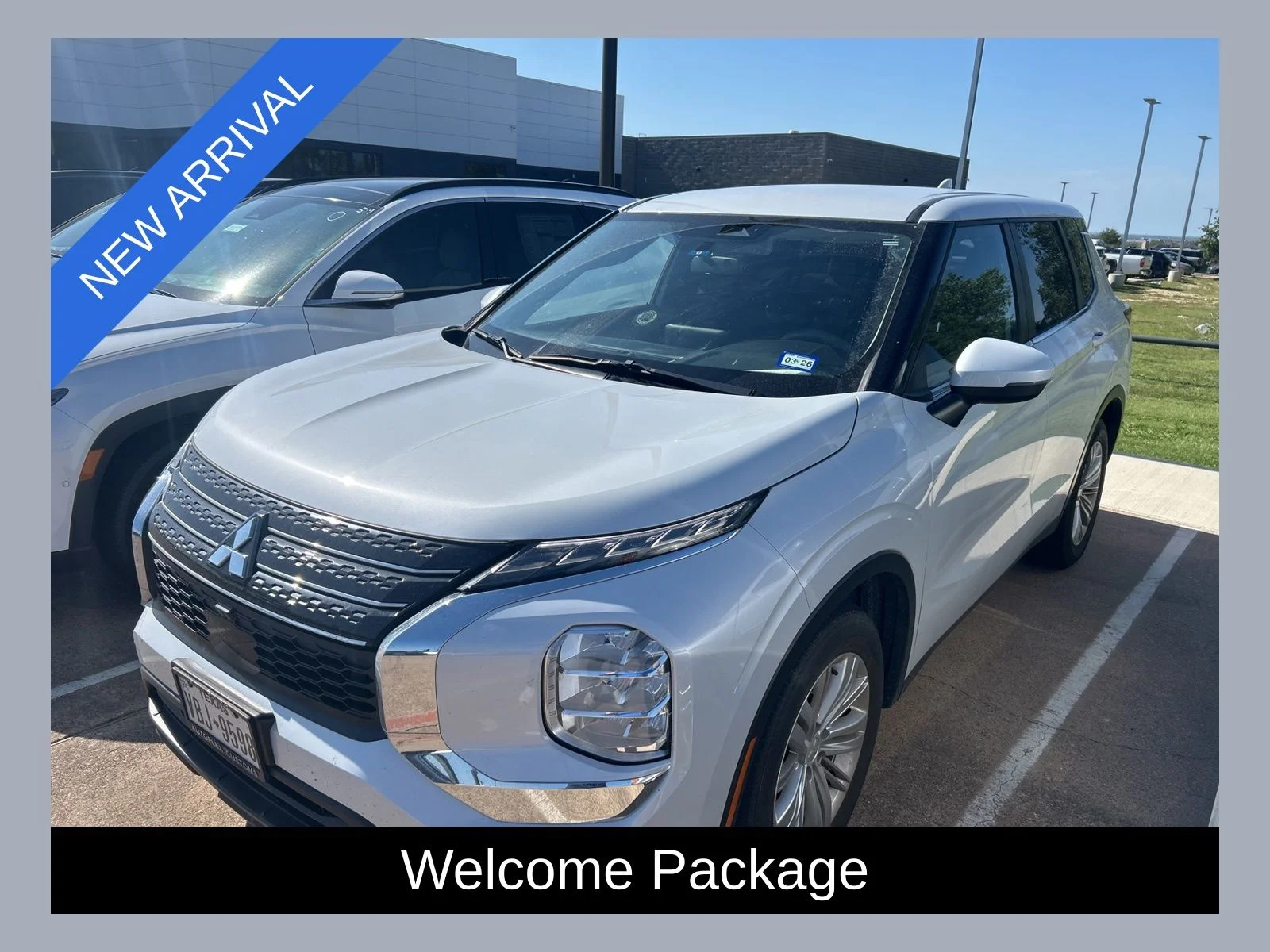 2024 Mitsubishi Outlander ES 2WD's photo