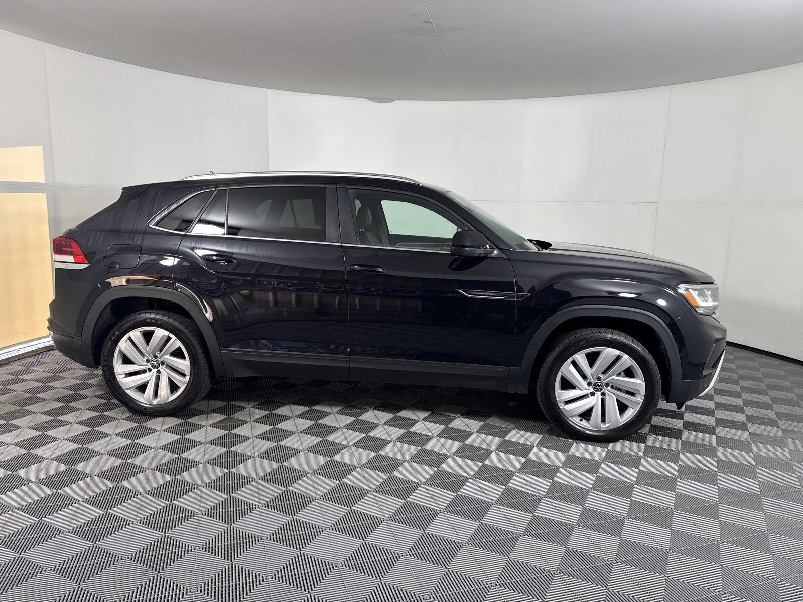 Used 2023 Deep Black Pearl Volkswagen 3.6L V6 SE w/Technology image 10