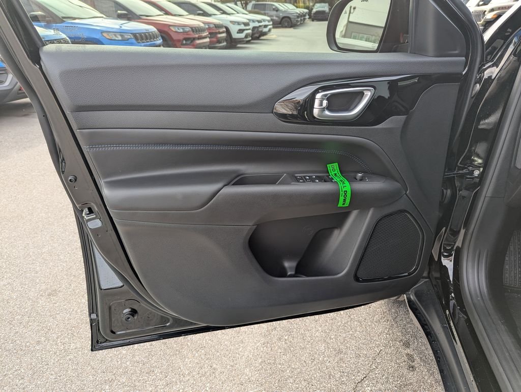 New 2026 Diamond Black Crystal Pearl-Coat Exterior Paint Jeep Latitude image 18