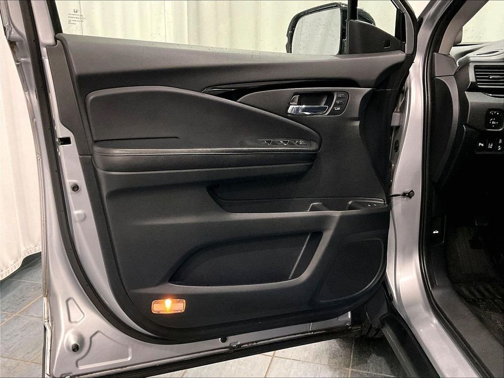 Used 2016 Silver Honda Elite image 9