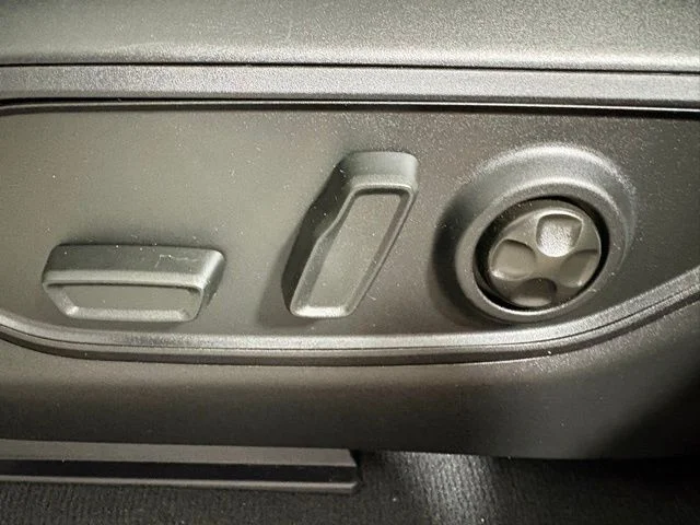 Used 2023 White Jeep Altitude image 23