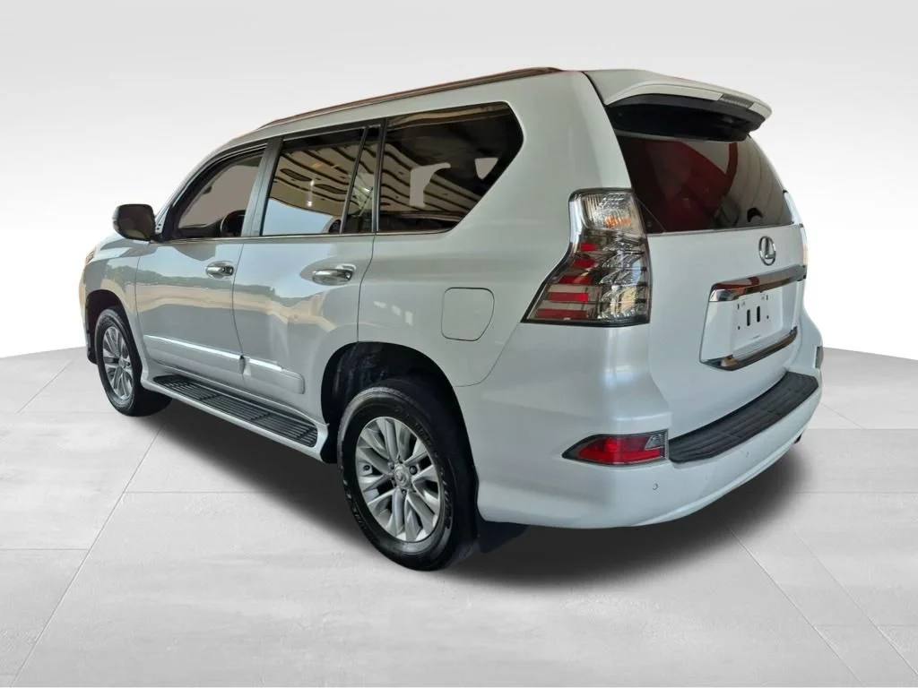 Used 2017  Lexus 460 image 9