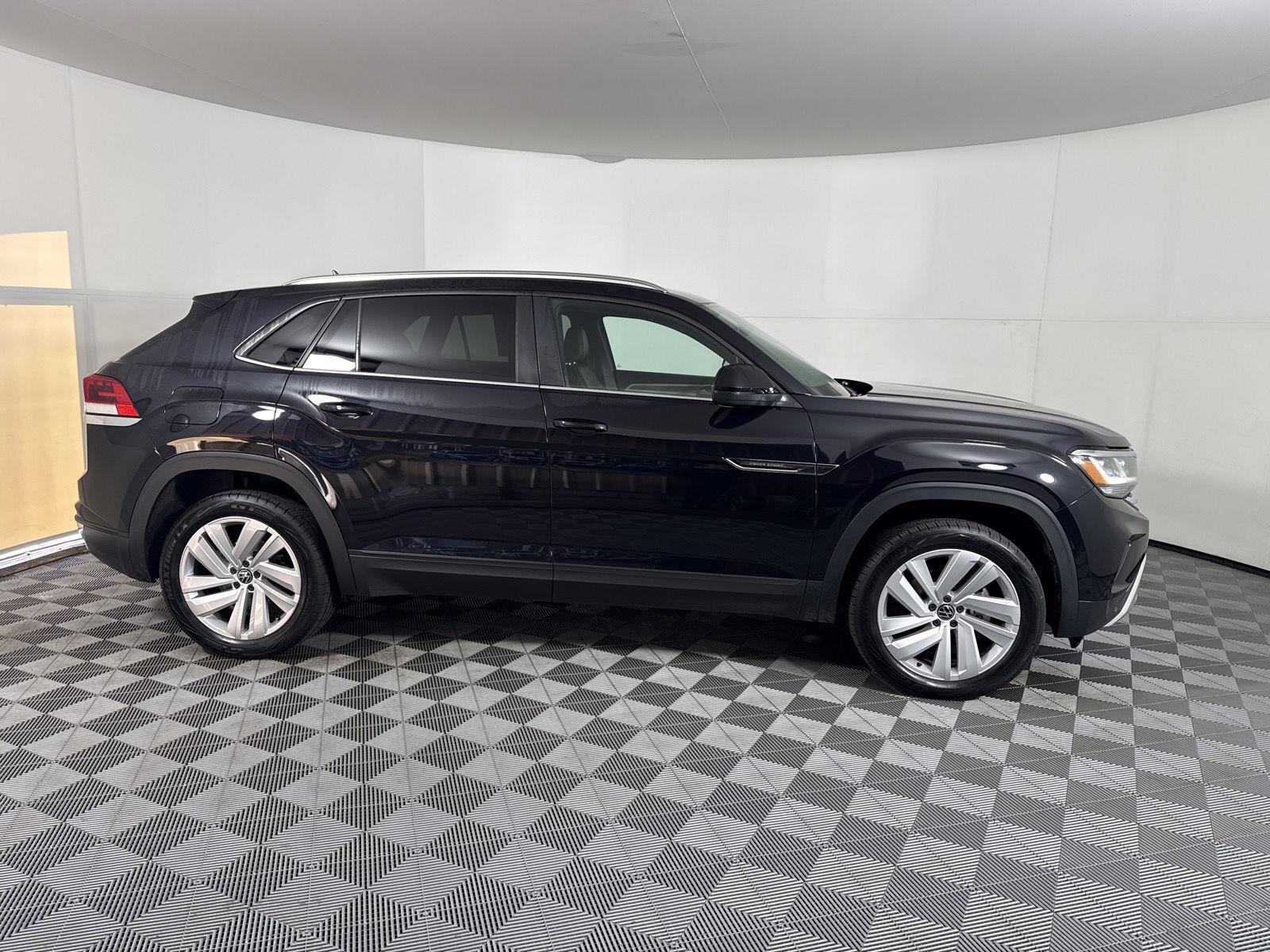 Used 2023 Deep Black Pearl Volkswagen 3.6L V6 SE w/Technology image 10