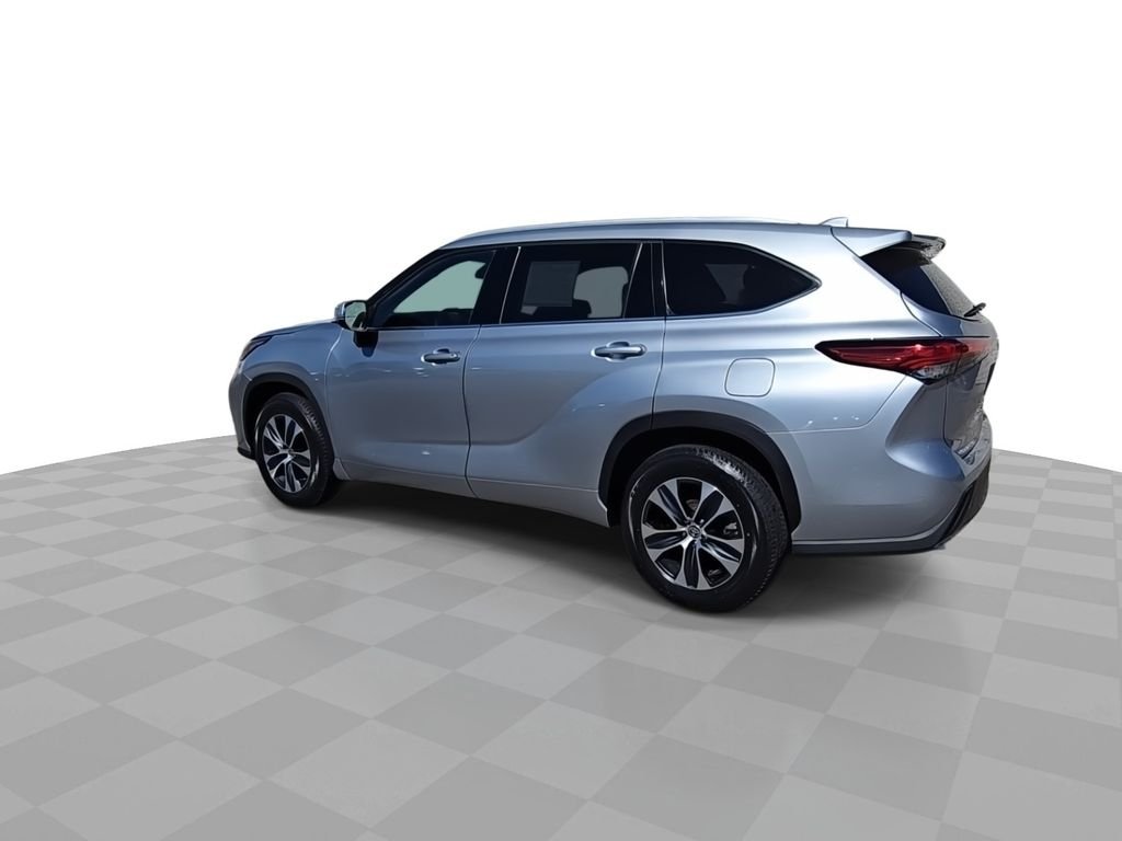 Used 2022 Silver Toyota XLE image 6