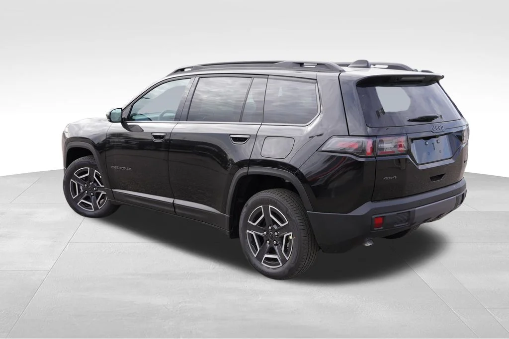 New 2026 Diamond Black Crystal Pearl-Coat Exterior Paint Jeep Limited image 5