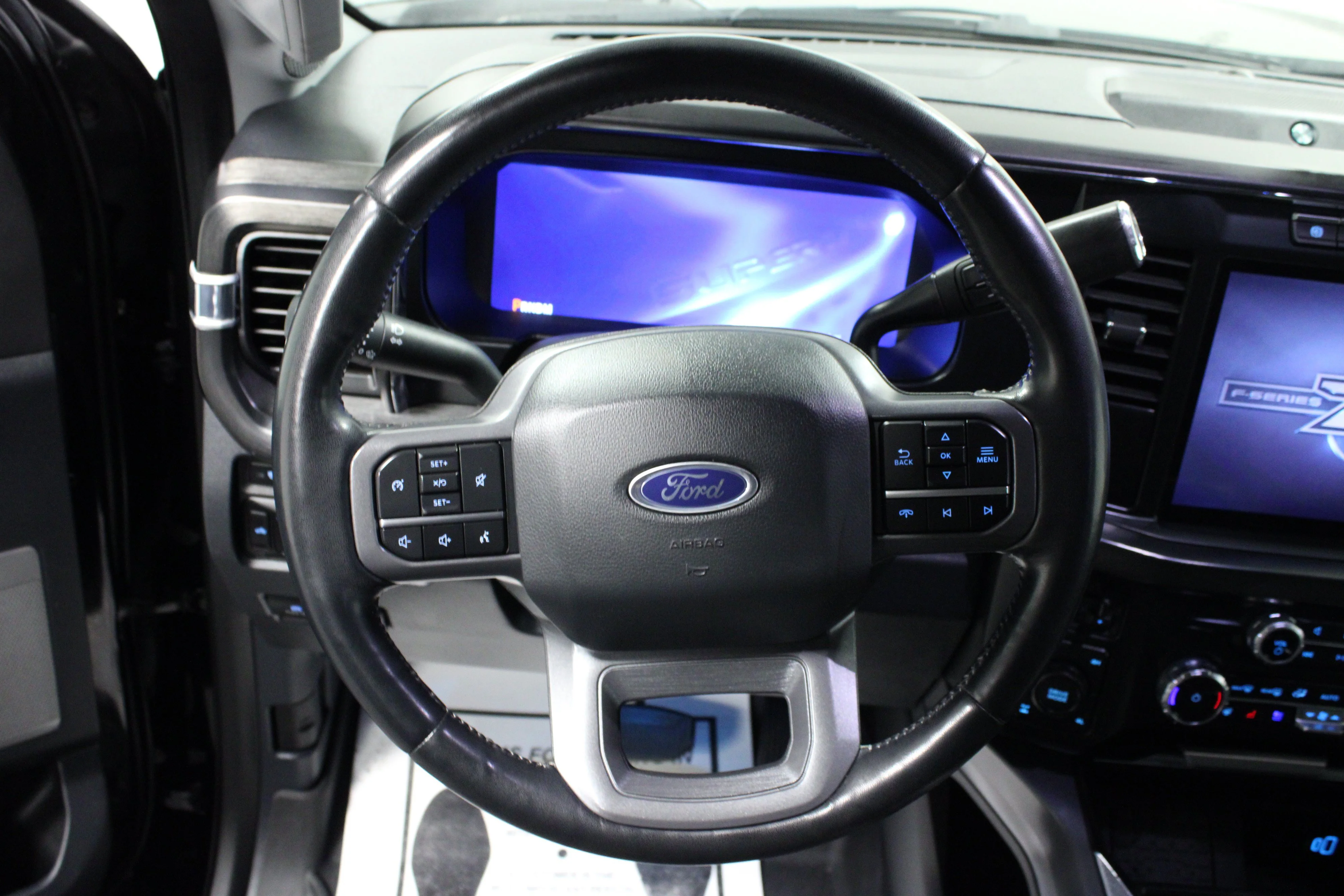 Used 2023 Agate Black Metallic Ford LARIAT image 17