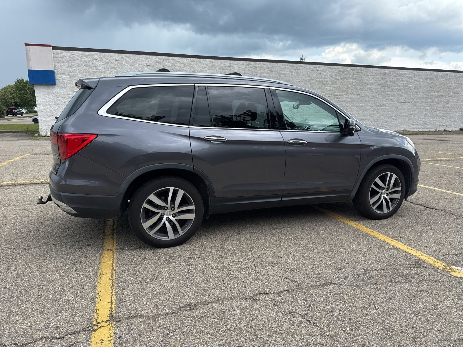 Used 2018 Modern Steel Metallic Honda Touring image 20