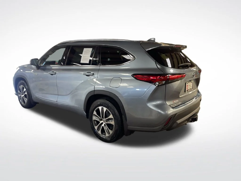 Used 2021  Toyota XLE image 3