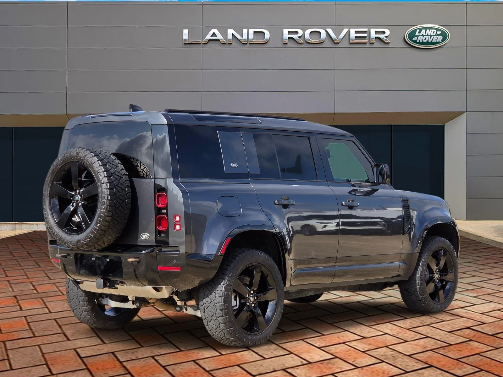 Used 2022 Carpathian Grey Premium Metallic Land Rover X-Dynamic image 4