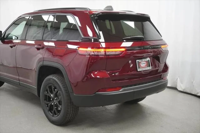 New 2026 Velvet Red Pearl-Coat Exterior Paint Jeep Laredo image 12