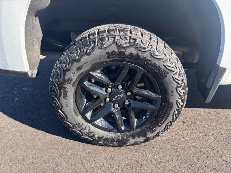 Used 2025 White Chevrolet Custom Trail Boss image 14