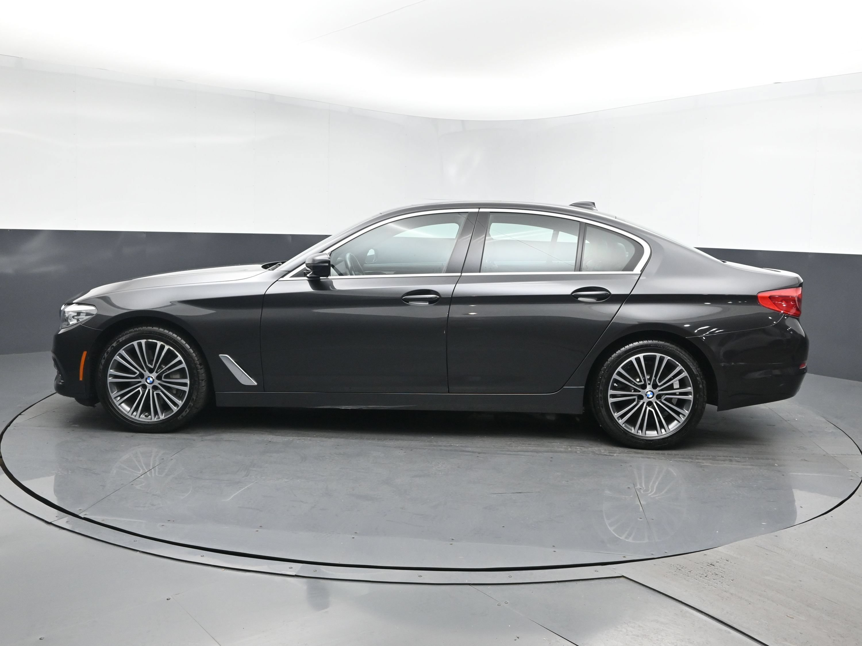 Used 2019 Dark Graphite Metallic BMW 530i xDrive image 4