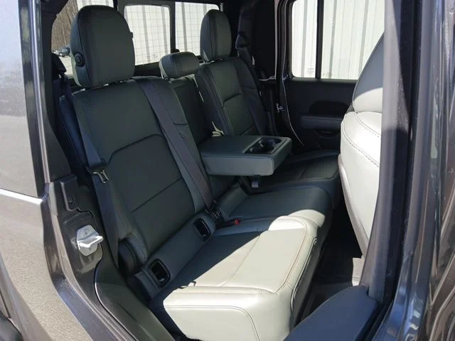 New 2026 Granite Crystal Metallic Clear-Coat Exterior Paint Jeep Mojave X image 22