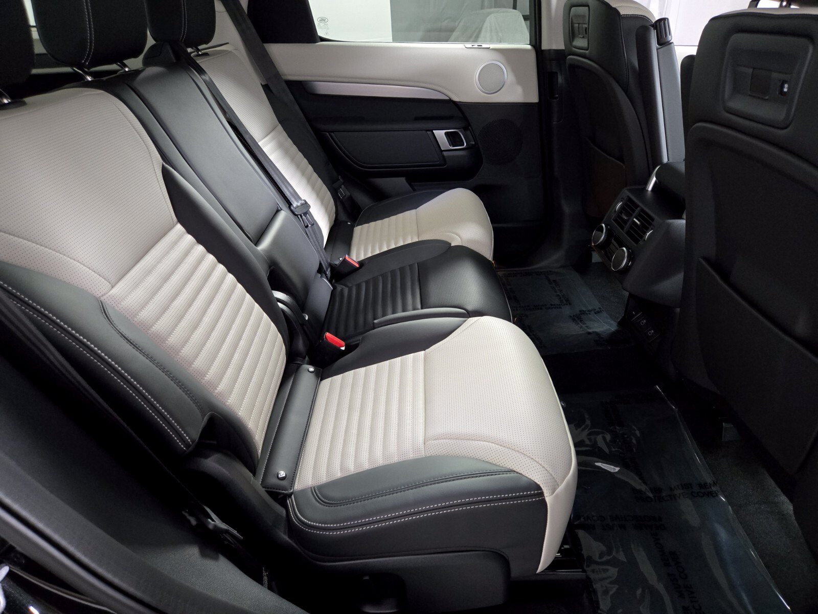 New 2026 Santorini Black Land Rover Dynamic SE image 18