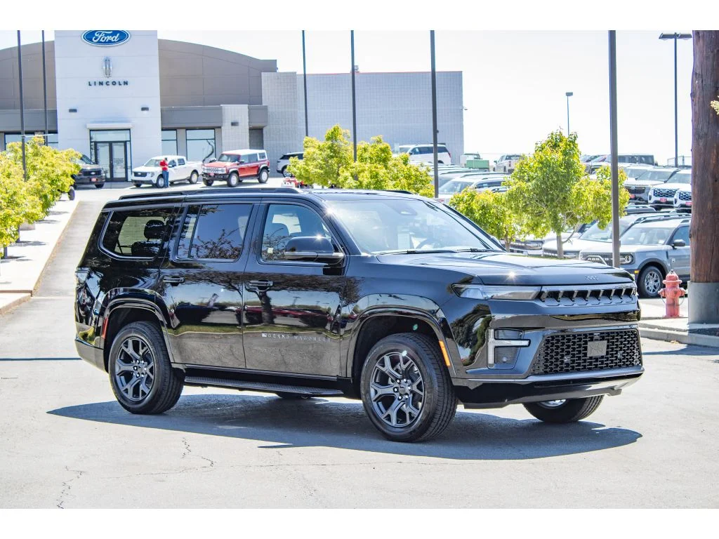 New 2026 HIGH GLOSS BLACK Jeep Limited Altitude image 2