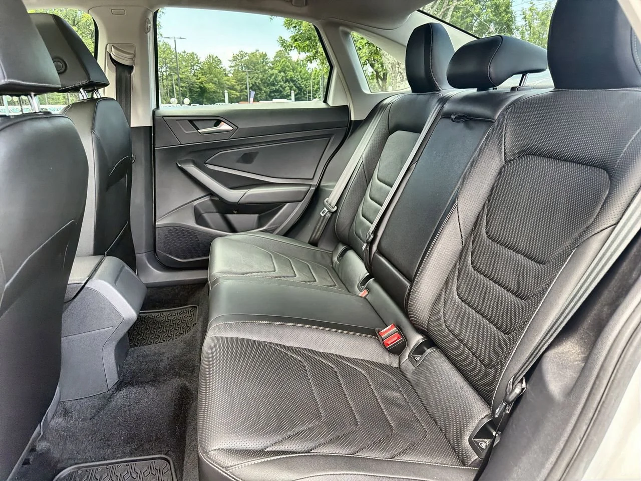Used 2019 White Volkswagen 1.4T SEL Premium image 20