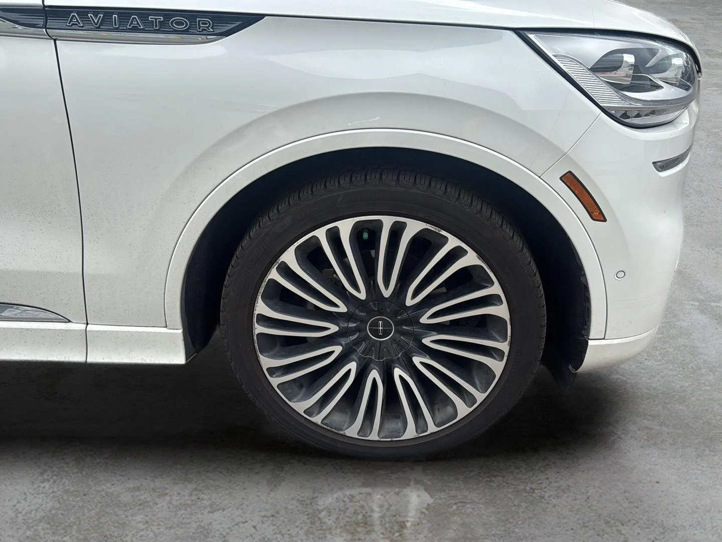 Used 2023 Pristine White Metallic Tri-Coat Lincoln Black Label image 4